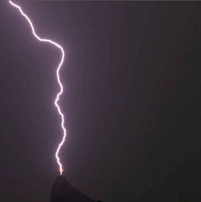 Rio-de Janeýrodaky Isa pygamberiň heýkelini ýyldyrym urdy