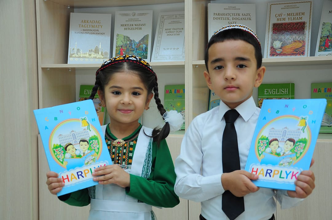 Швейные фабрики Туркменистана выпустят линейку школьной формы