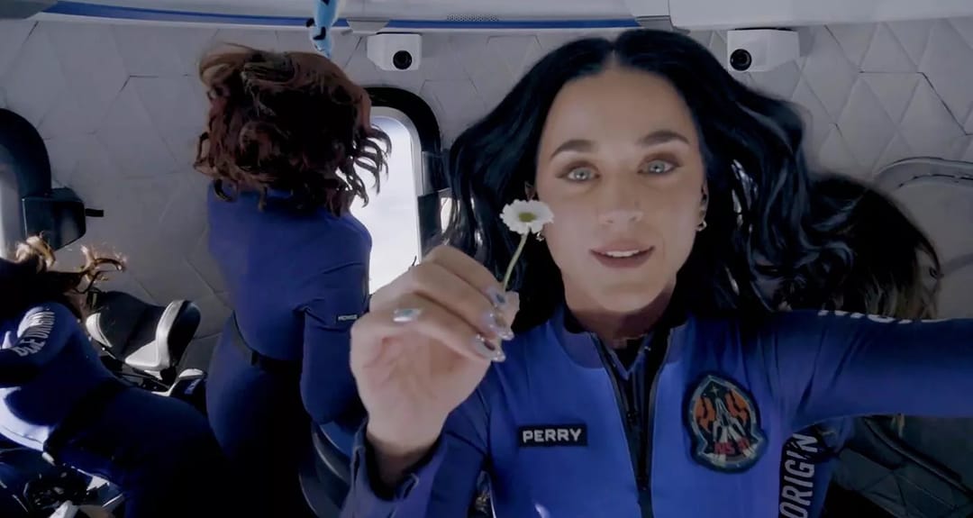 Aýdymçy Keti Perri äleme uçuşy barada aýdym döretmekçi