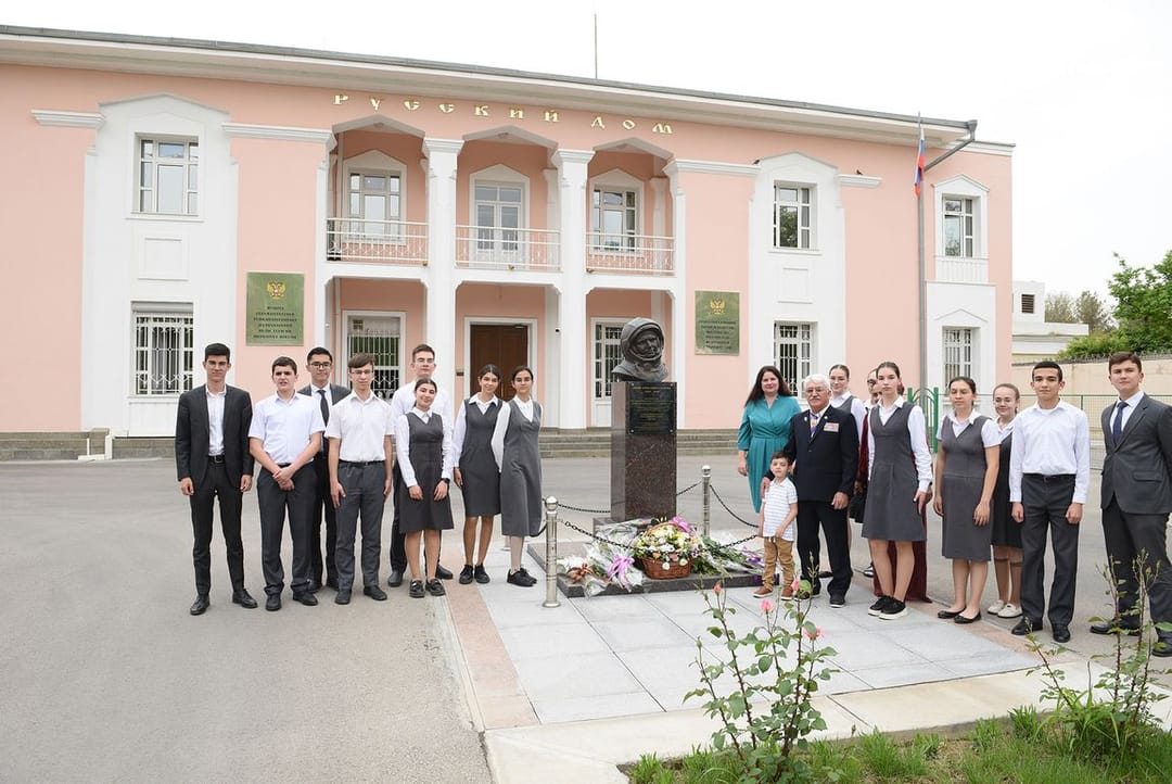 Flower-laying ceremony at Gagarin's monument was held in Ashgabat
