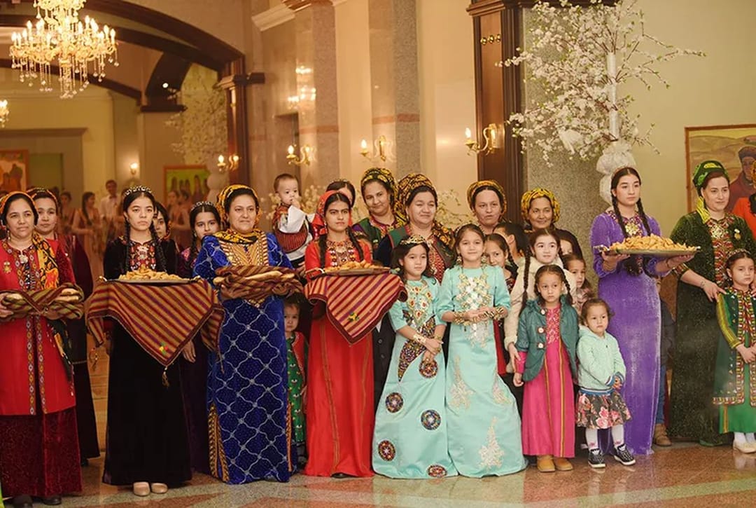 Женщинам и девушкам Туркменистана вручат денежные подарки к 8 марта