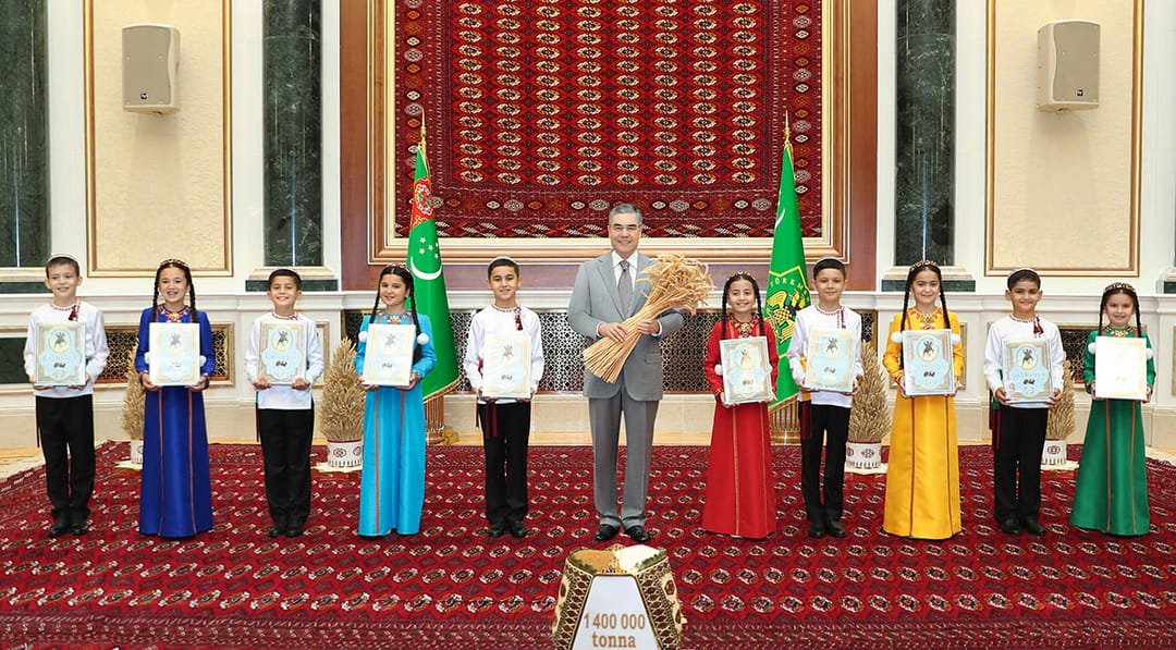 Хлеборобы Туркменистана выполнили госзаказ по сбору пшеницы