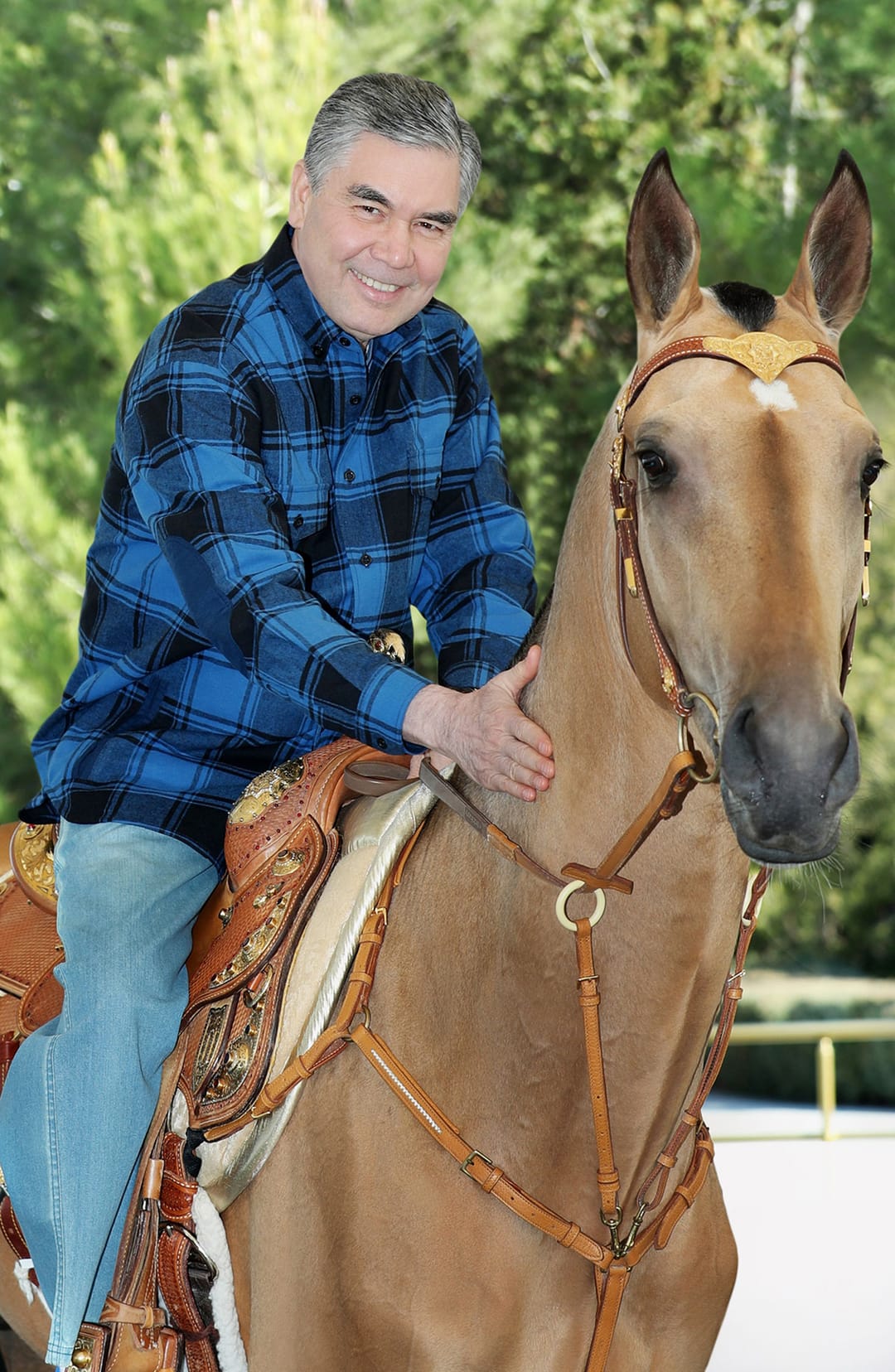 Президент Туркменистана совершил конную прогулку