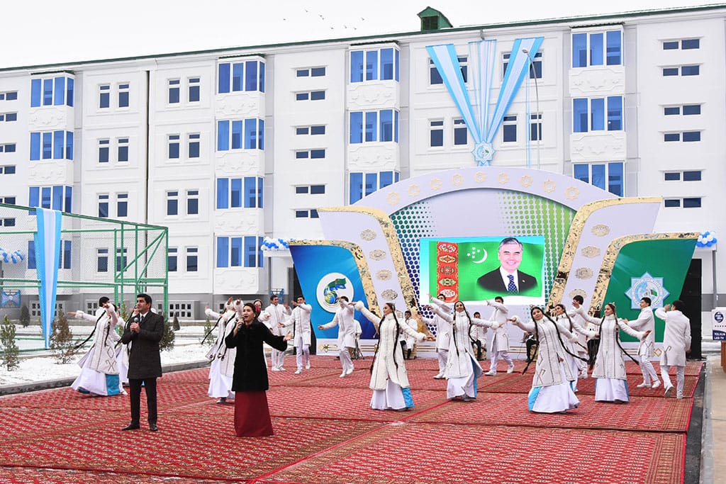 Aşgabatda 738 maşgala täze jaýlara göçüp bardy