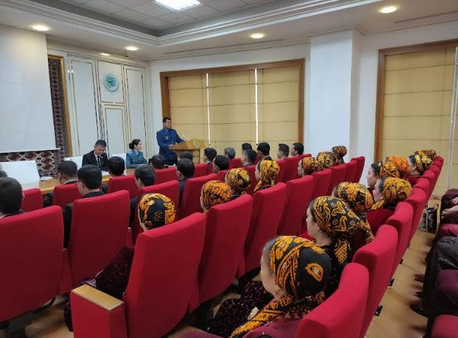 В Ашхабаде прошло мероприятие по повышению безопасности дорожного движения