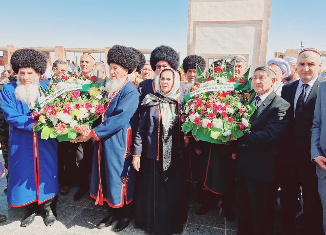 Türkmen wekiliýeti Döwletmämmet Azadynyň we Magtymguly Pyragynyň aramgähine zyýarat etdi