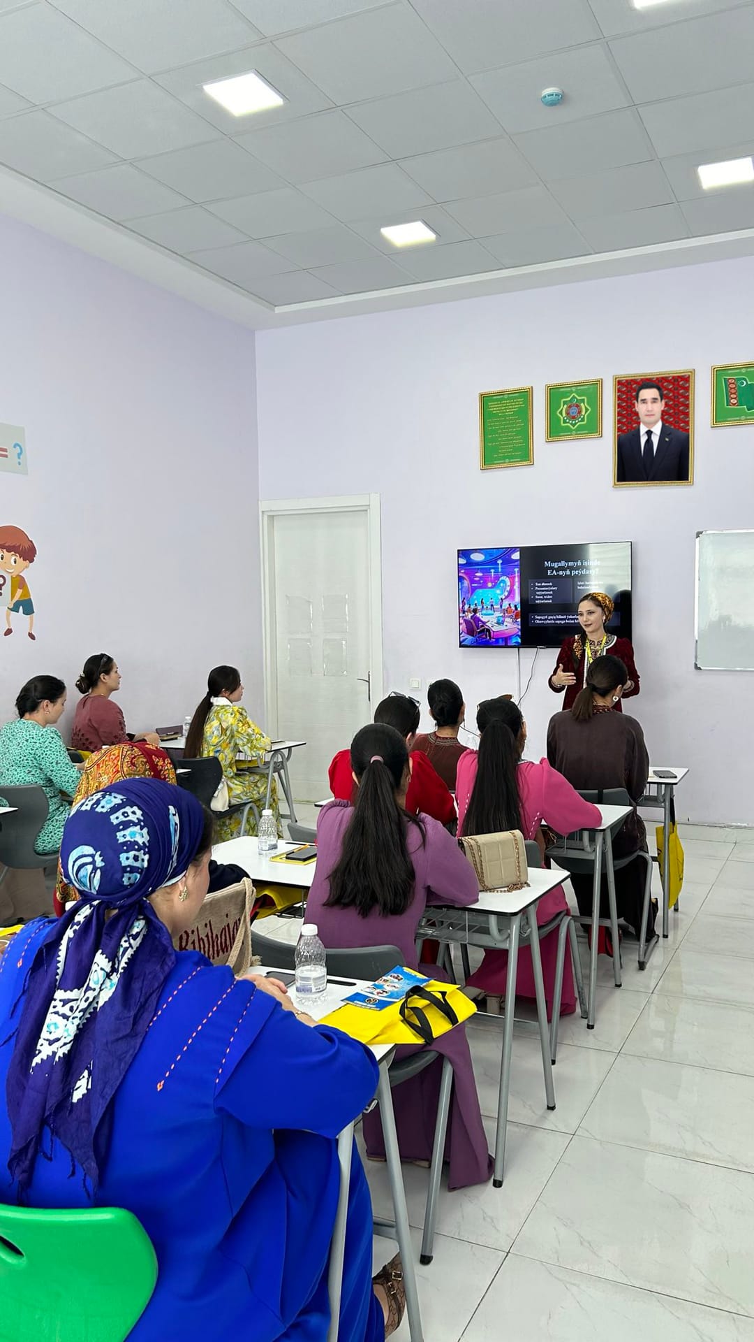 Педагоги Балканабада обменялись опытом внедрения ИИ в образовательный процесс