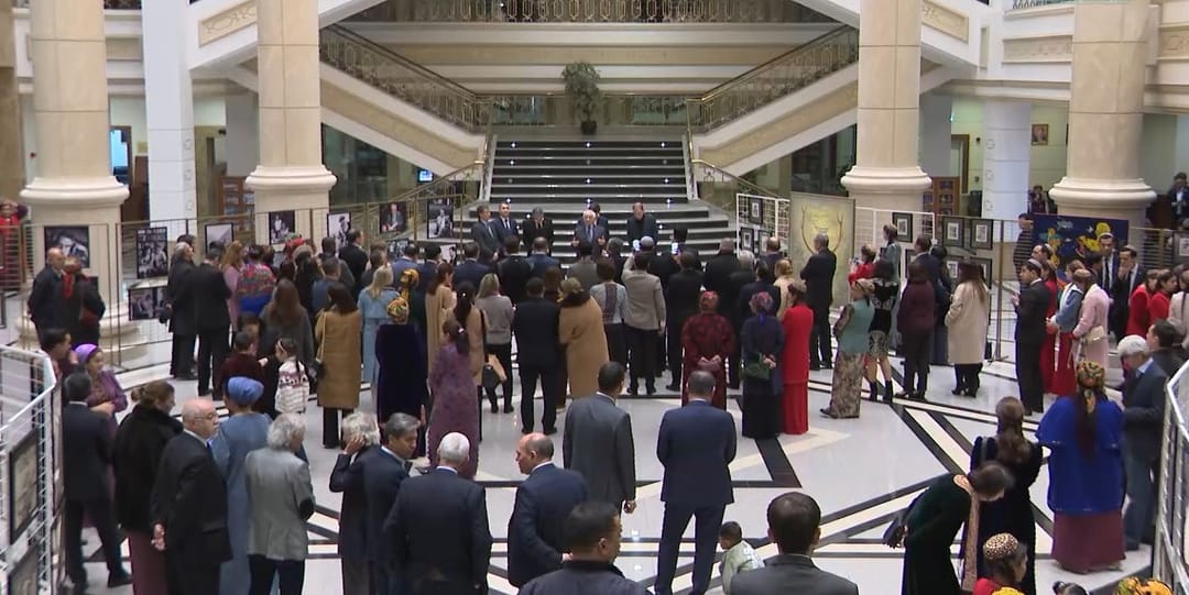 В Ашхабаде отметили 95-летие Чингиза Айтматова