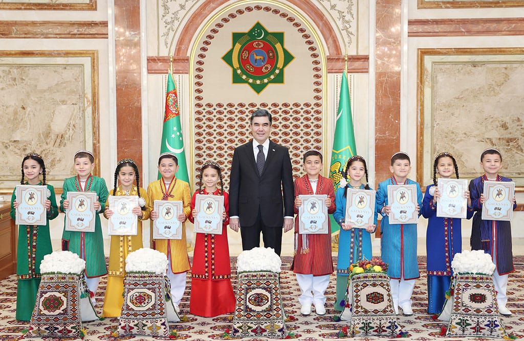 Президент Туркменистана принял рапорт о выполнении госплана по сбору хлопка