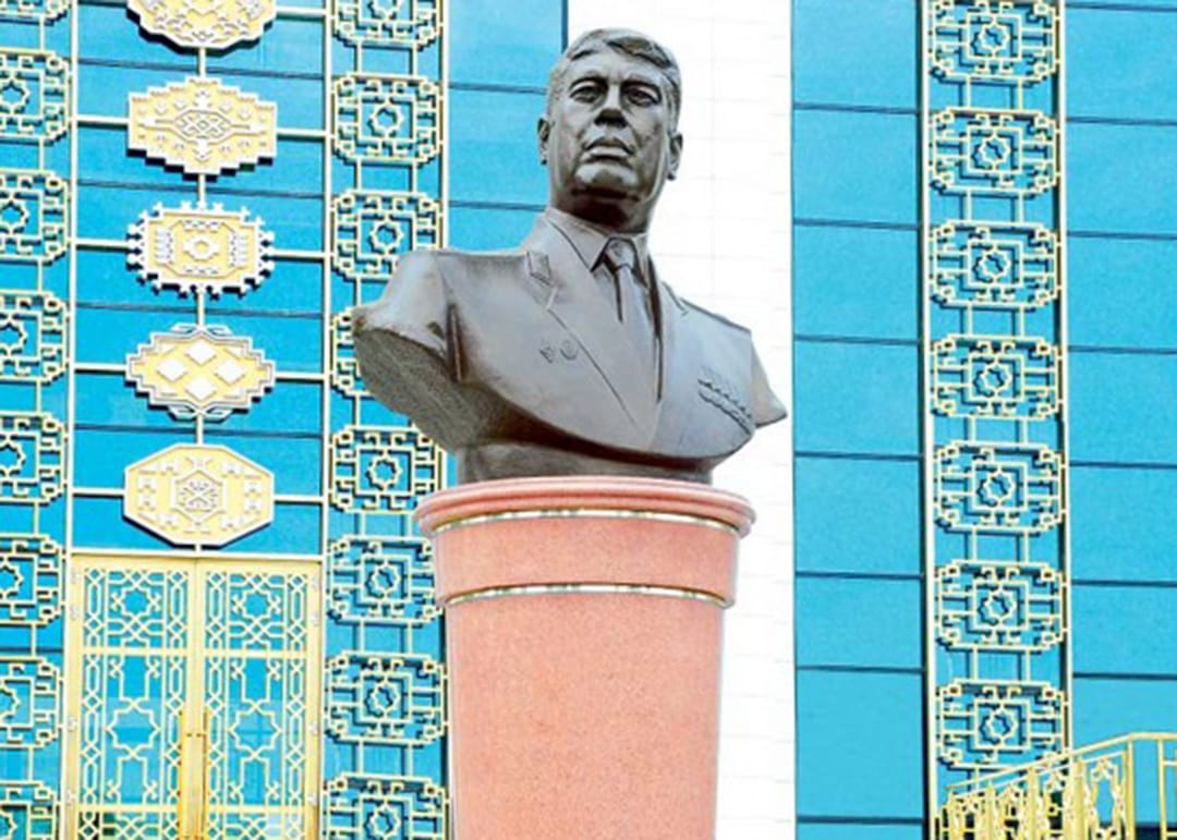 В Ашхабаде почтили память отца Президента Туркменистана