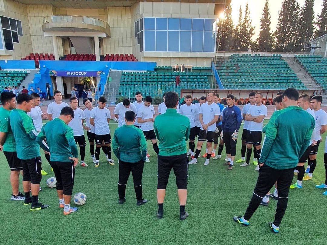 Футболисты «Алтын асыра» провели предматчевую тренировку в Душанбе
