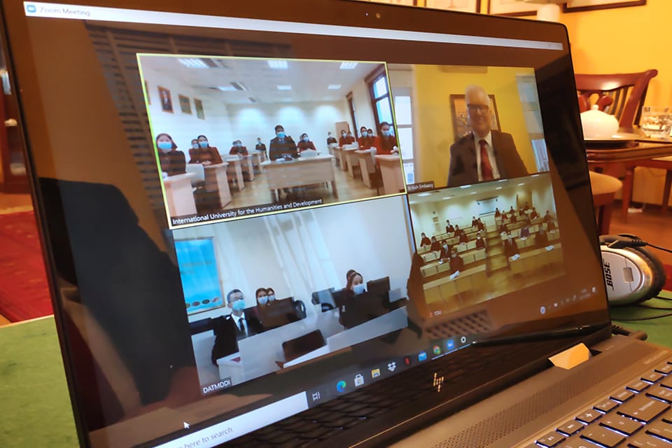 Посол Великобритании встретился со студентами туркменских вузов онлайн