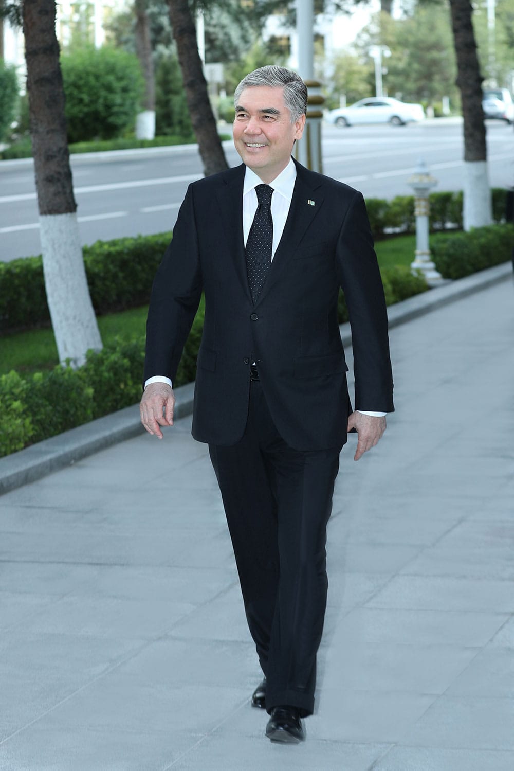 Президент Туркменистана совершил пешую прогулку по центру Ашхабада