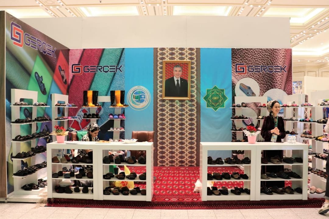 Обувь от «Gerçek aýakgap» привлекает внимание гостей выставки