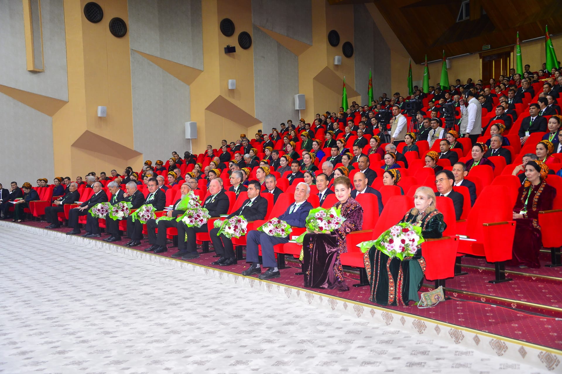 Члены Гуманитарной ассоциации туркмен мира награждены знаком Ynsanperwerligiň sarpasy