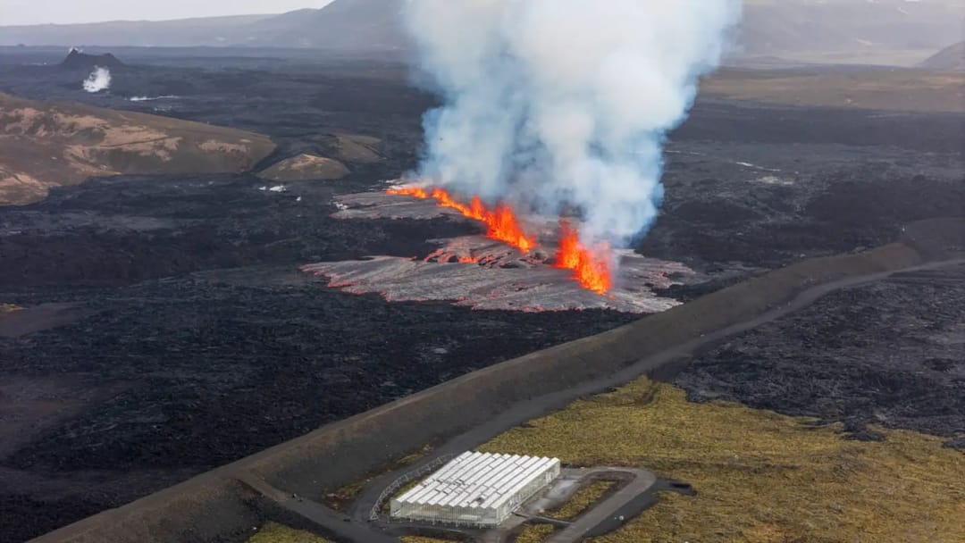 Вулкан проснулся на полуострове Рейкьянес в Исландии