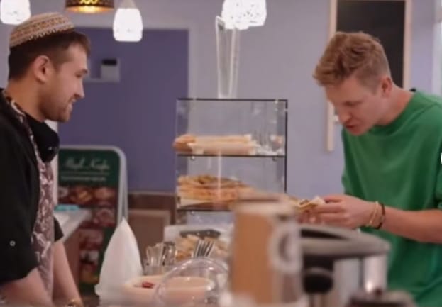 Известный российский шеф-повар отведал туркменские фитчи в центре Уфы