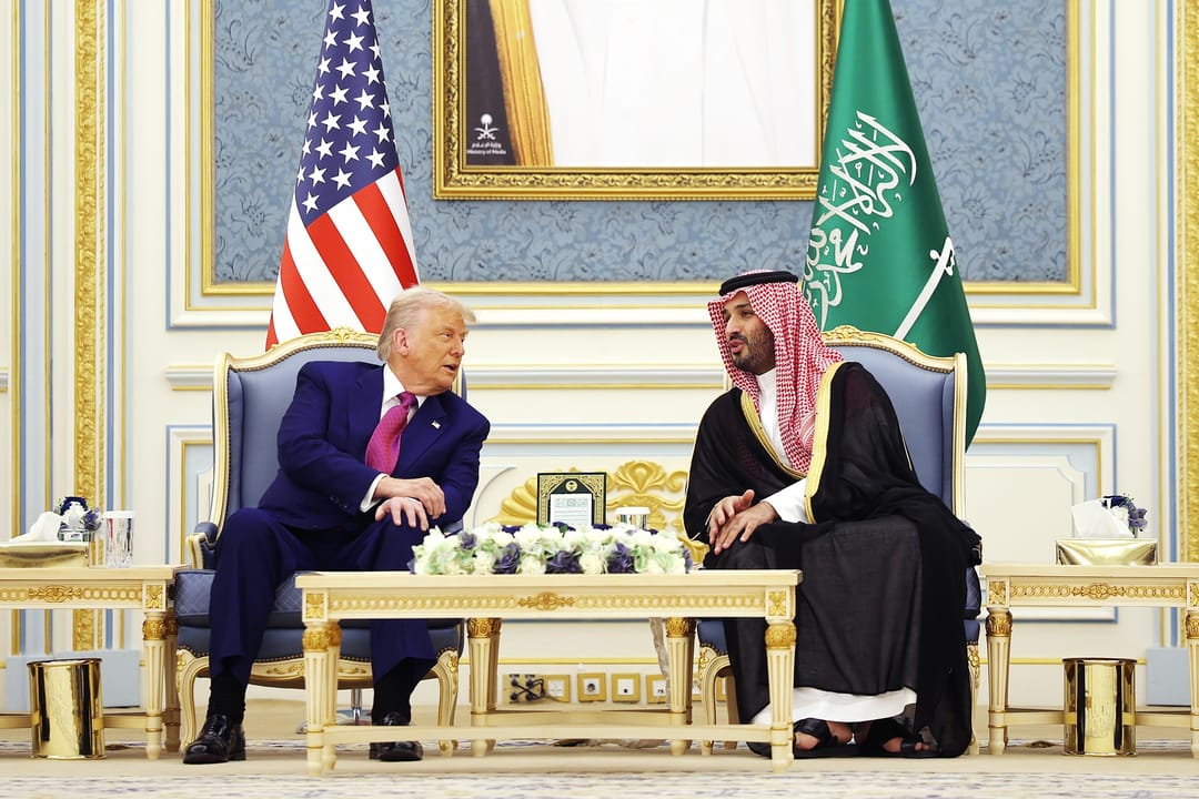 Suudi Arabistan'da Trump'ı yapay zeka ile kahve içiyormuş gibi gösterdiler