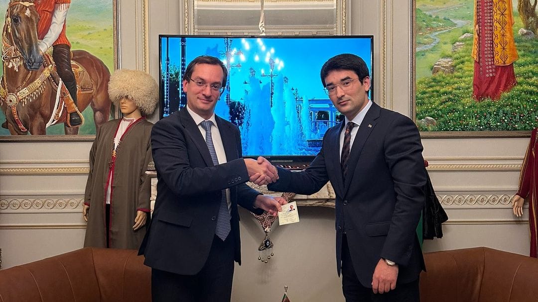 Ilçi Sapar Pälwanow «Diplomatic World» žurnalynyň ýolbaşçylaryna akkreditasiýa şahadatnamasyny gowşurdy