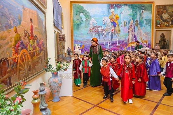 В Ашхабаде открыта художественная выставка студенческих работ  