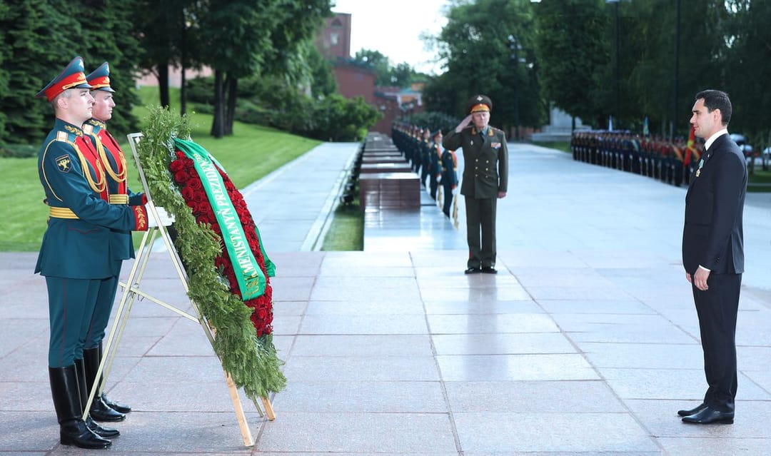 Türkmenistanyň Prezidenti Näbelli esgeriň guburynyň ýanyndaky "baky oduna" gül çemenini goýdy