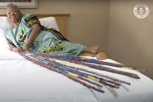 Жительница США попала в Книгу рекордов Гиннеса за самые длинные ногти в мире