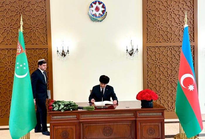 Замглавы МИД Туркменистана посетил посольство Азербайджана и оставил запись в книге соболезнований