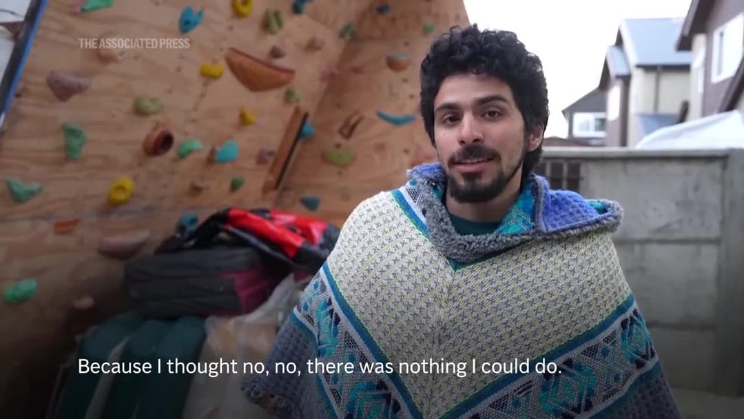 Çilili ýaş ýigidi läheň ýuwutdy we soňra yzyna tüýkürdi