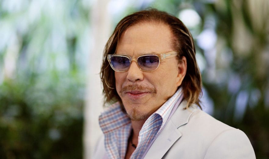 Aktýor Mikki Rurk emlägini kömekçisine wesýet etdi