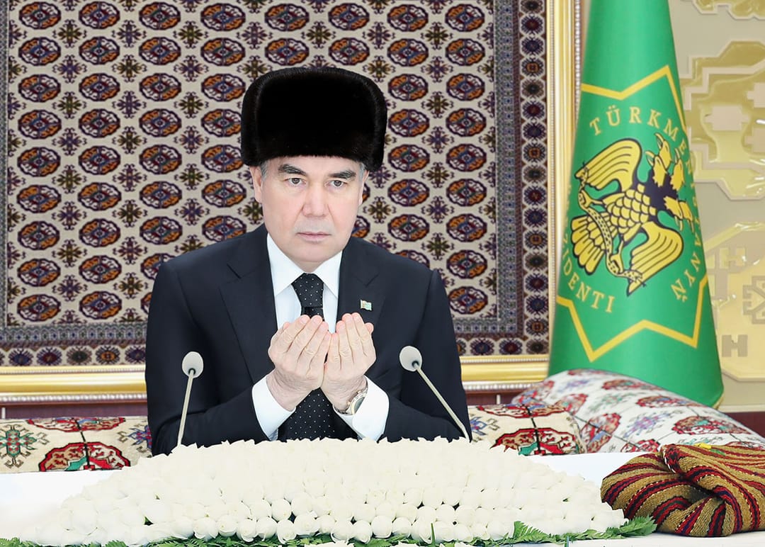 Президент Туркменистана дал садака в Мары в память о бывшем имаме 