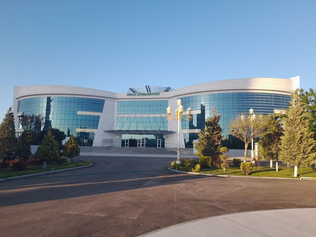 Dynç alyş zolagyndaky «Awaza» söwda merkezi alyjylara garaşýar