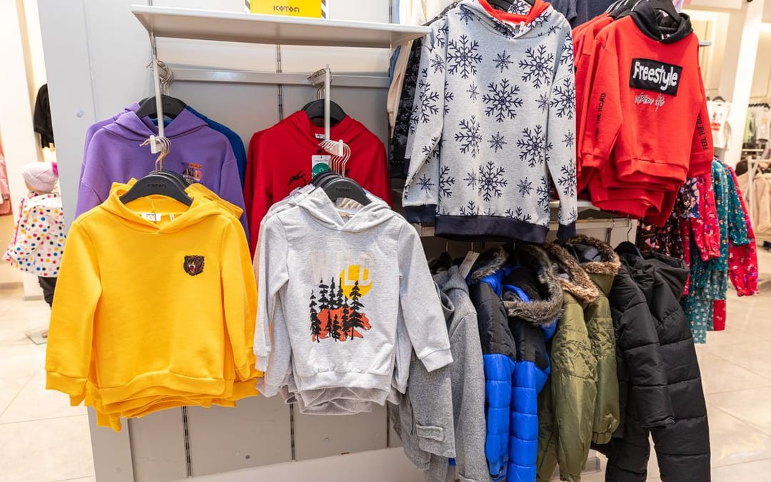 В Koton kids представлен широкий ассортимент толстовок и курток для мальчиков