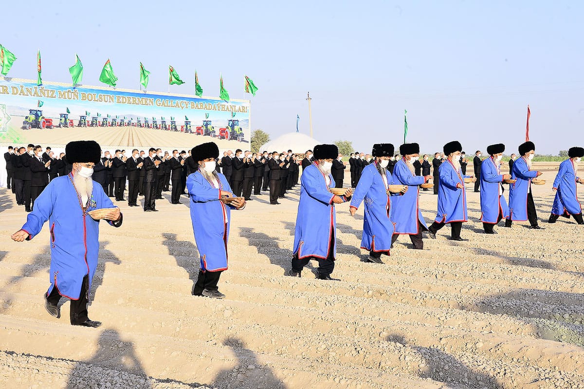 В Туркменистане почтенные старейшины дали старт севу озимой пшеницы