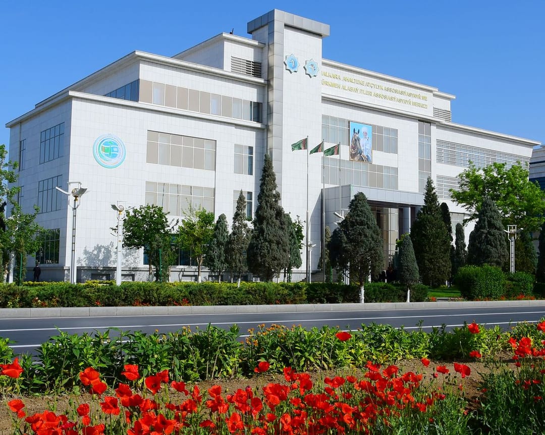 Сердар Бердымухамедов открыл Центр Международных ассоциаций ахалтекинского коневодства и «Туркменские алабаи»