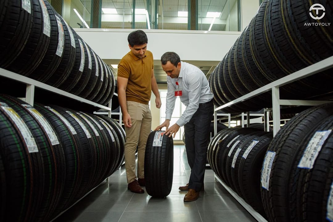 “Awtoýoly” nyşanyny göterýän dükanlardan tekerleriň dürli görnüşlerini tapmak bolýar