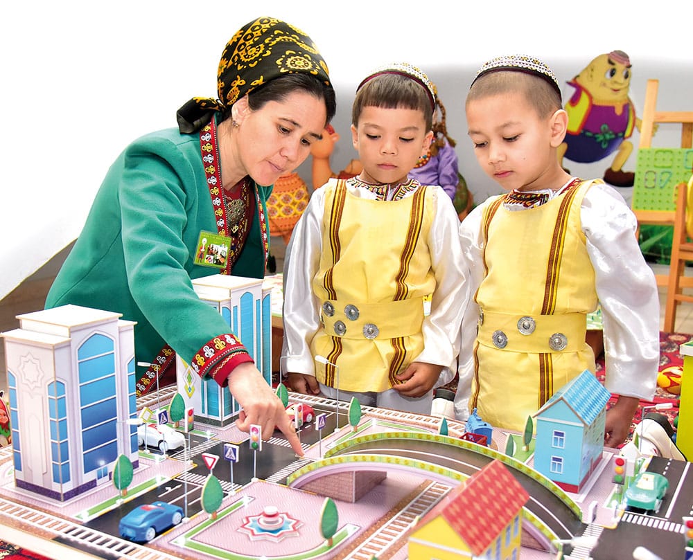 Etraplarda durmuş işi boýunça ýörite hünärmen iş alyp barar