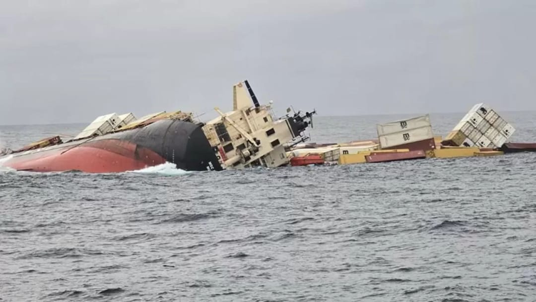 Liberya bandıralı bir konteyner gemisi, Hindistan açıklarında taşıdığı tehlikeli maddelerle birlikte battı