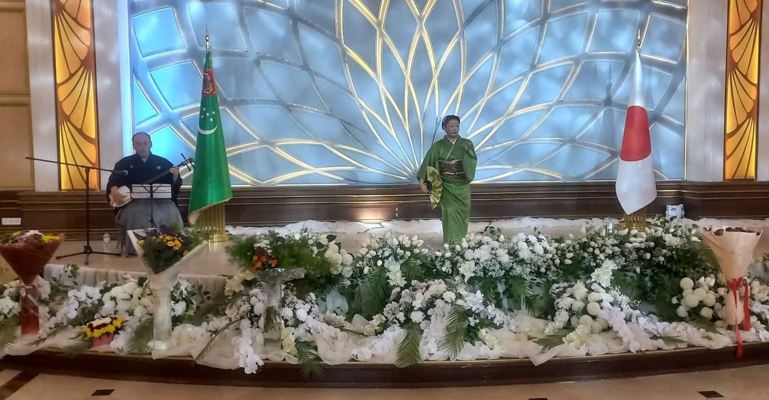 Японские артисты выступили на приеме в Ашхабаде в честь дня рождения Императора Нарухито