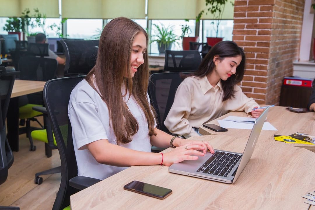 «Iş Nokady» TOEFL, IELTS hem-de Duolingo dil testlerini tabşyrmaga taýýarlaýan okuwlary guraýar