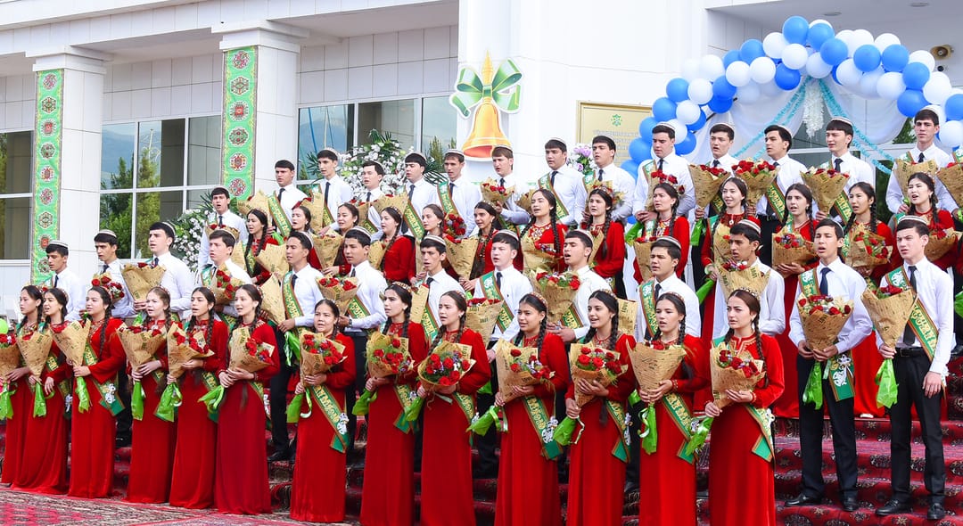 Президент Туркменистана поздравил выпускников школ и работников сфер образования с Последним звонком