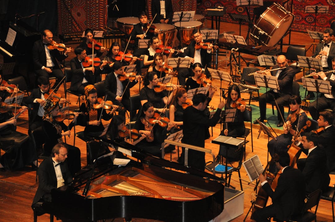 В Ашхабаде состоялся концерт итальянского пианиста Роберто Просседа