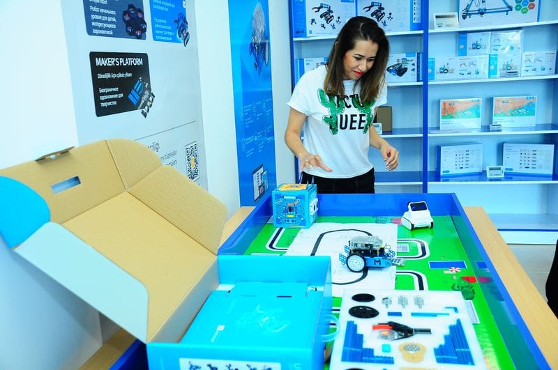 В Ашхабаде открылся первый в Туркменистане магазин роботов-конструкторов