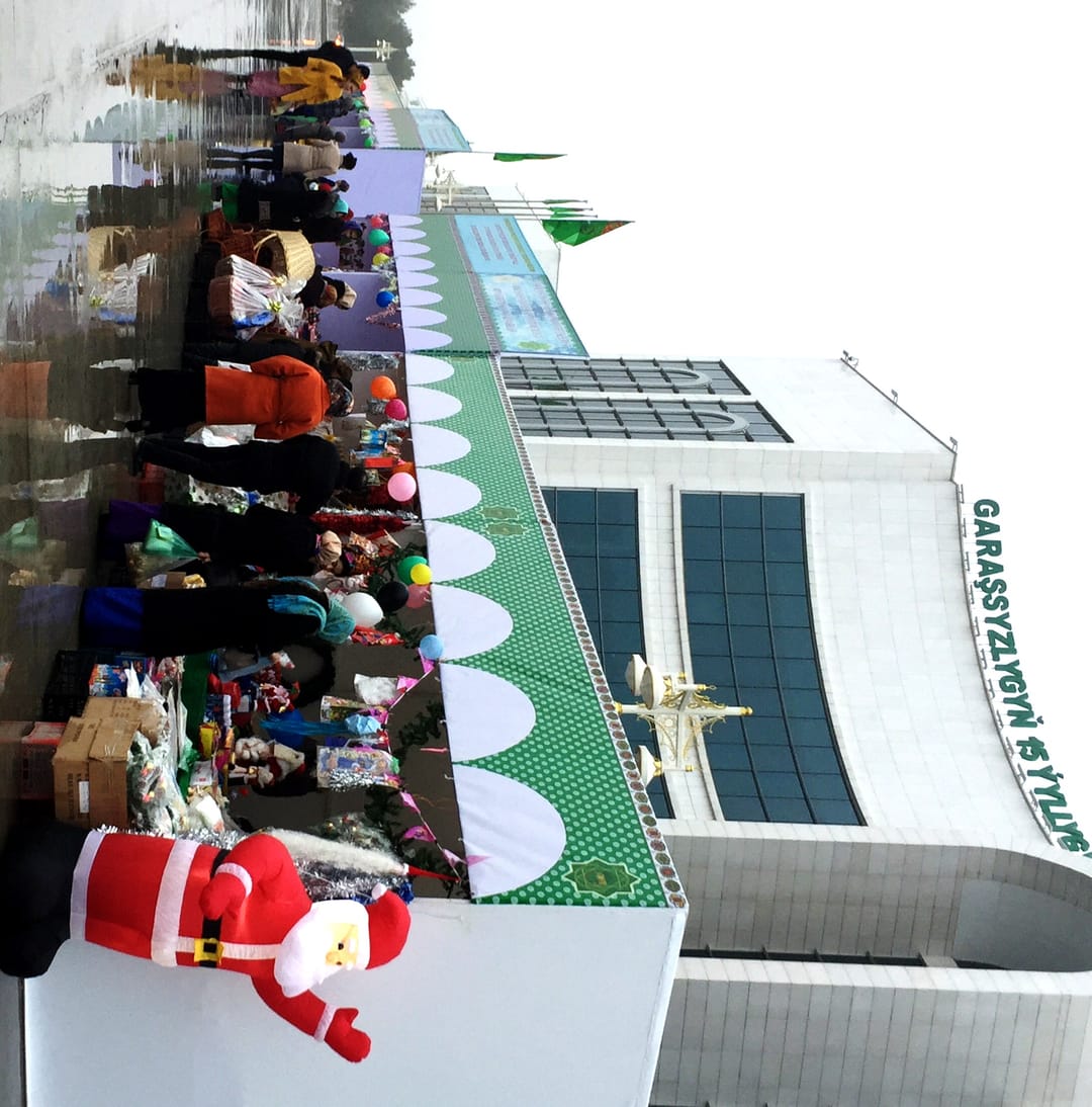 В Ашхабаде открылись новогодние ярмарки 