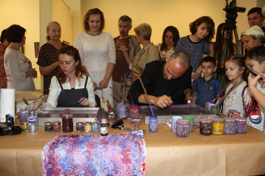 В Ашхабаде проходит выставка турецкого искусства эбру