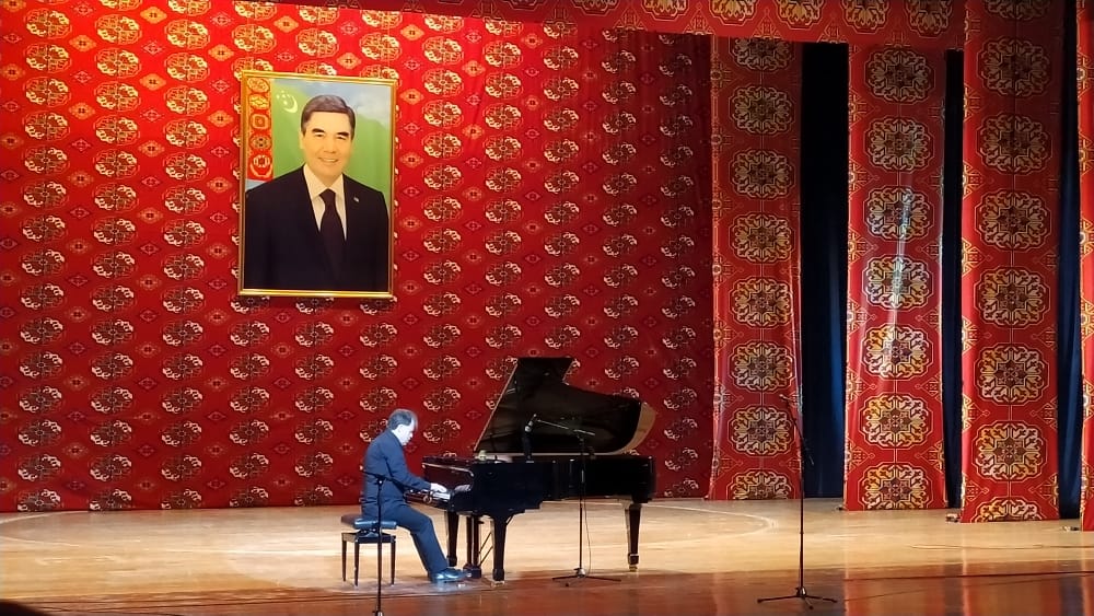 В Ашхабаде состоялся концерт известного российского пианиста Юрия Богданова