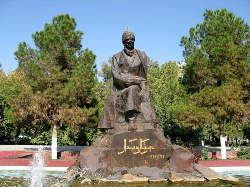 Памятник Махтумкули Фраги будет перенесен на горный склон Копетдага