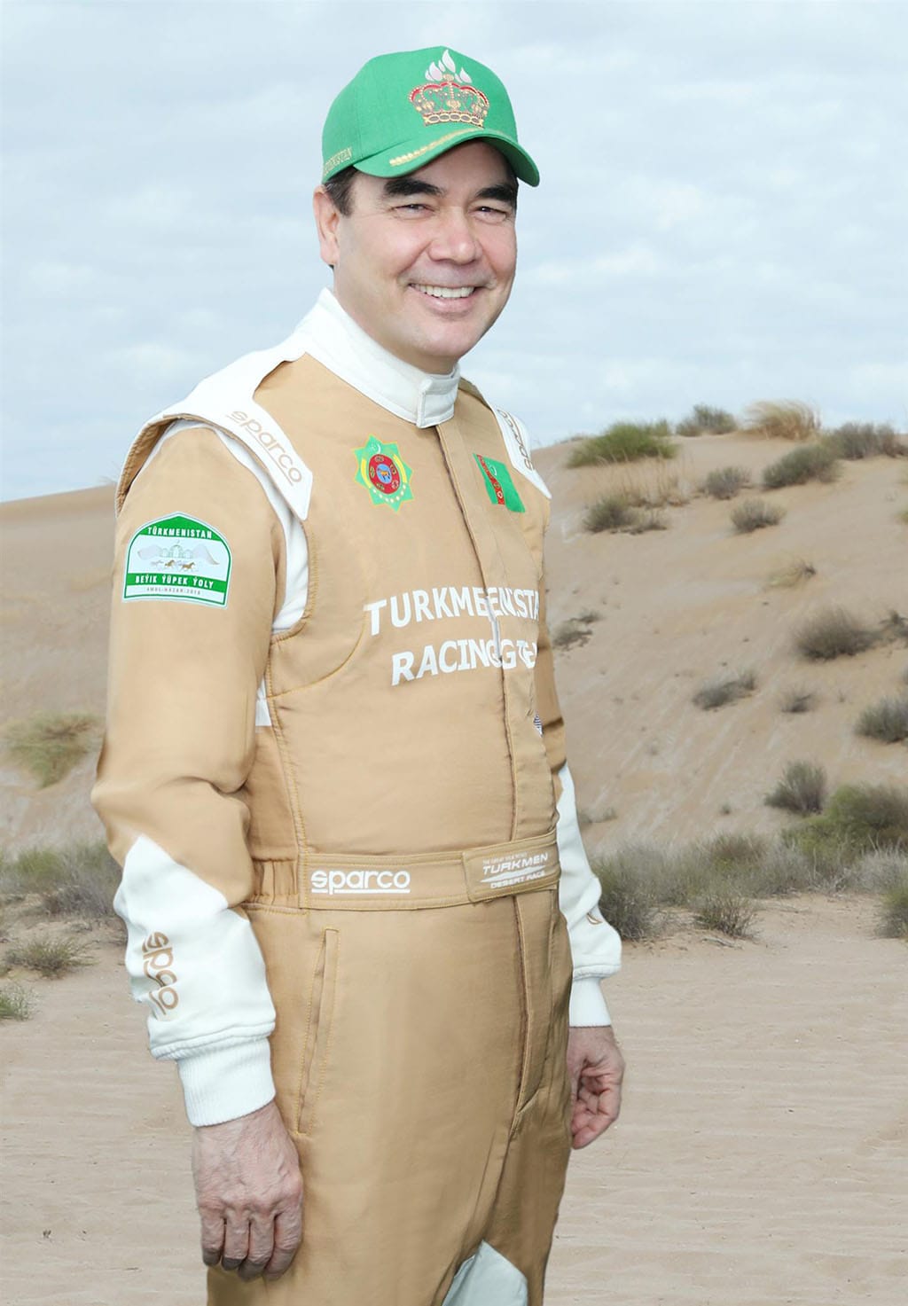 Президент Туркменистана потренировался на гоночном автомобиле в Каракумах