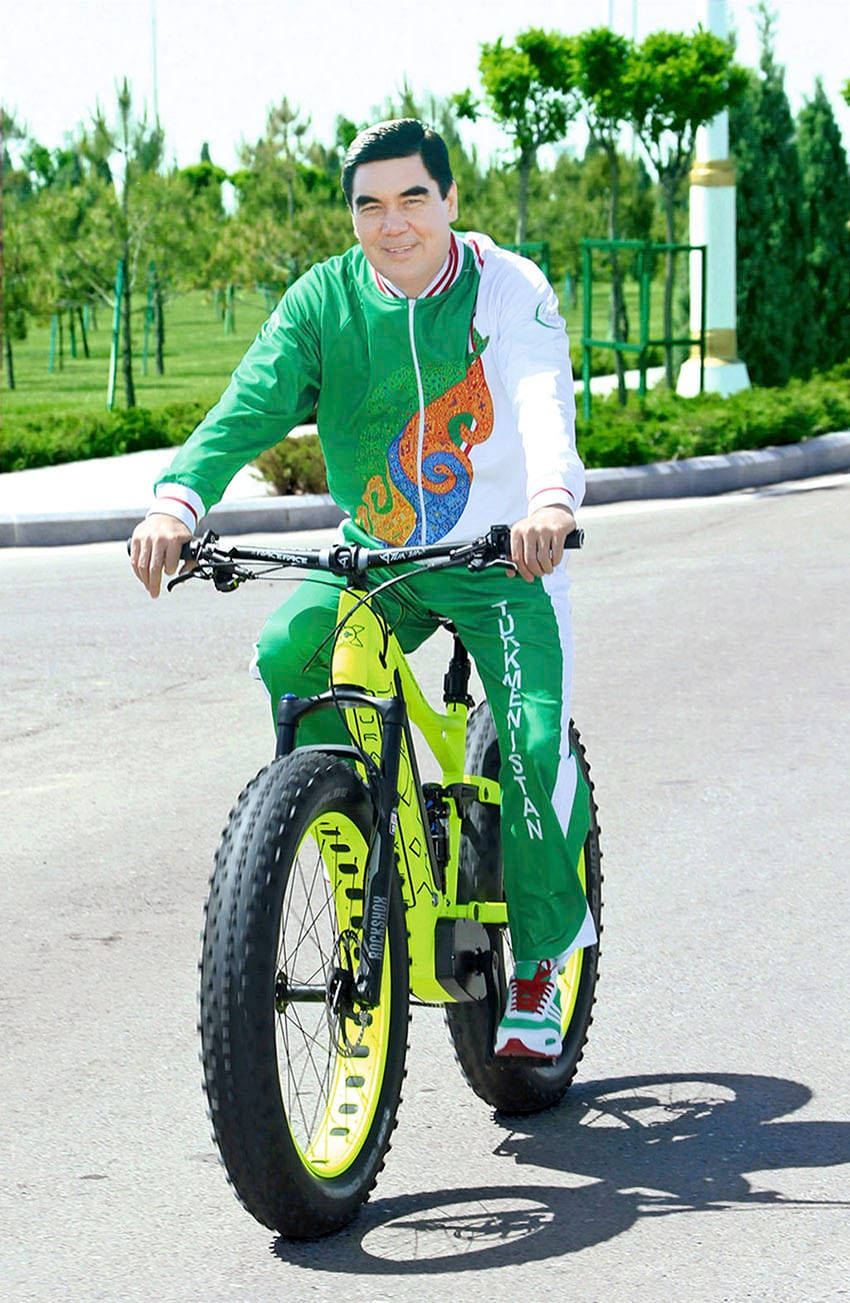 Президент Туркменистана принял участие в массовом велопробеге, посвященном Азиаде-2017