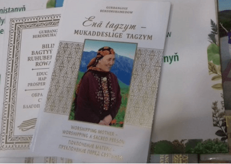 Новая книга Президента Туркменистана повествует о  жизненном пути матери - Огулабат-эдже