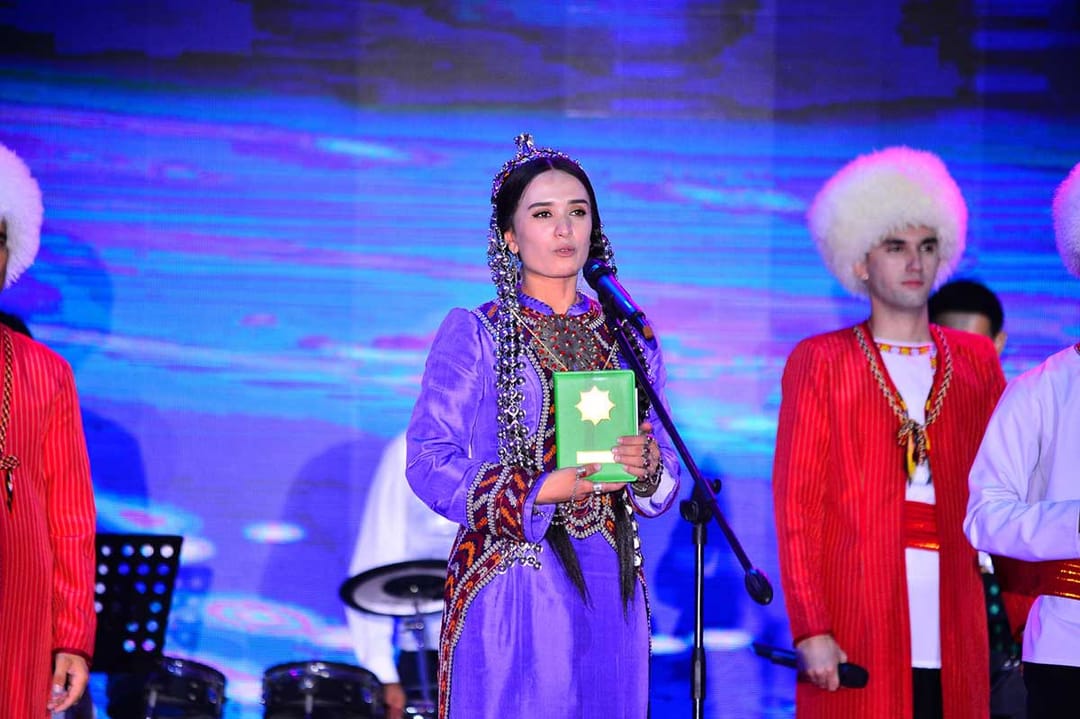 Президент Туркменистана наградил золотой цепочкой победителей песенного конкурса Yaňlan, Diýarym! — 2021
